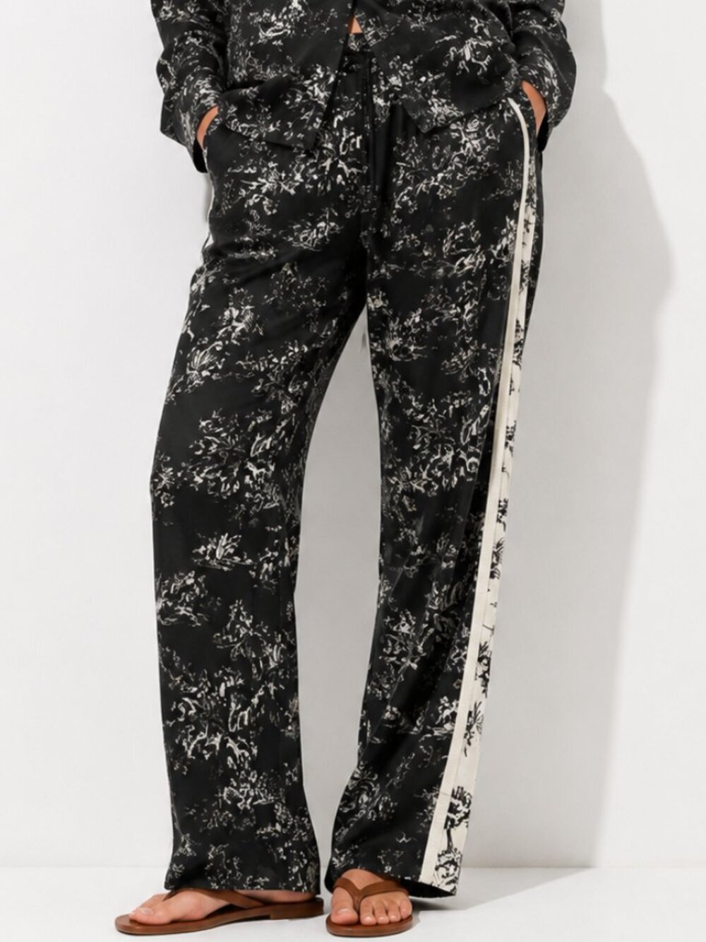 NWOT JUDITH & CHARLES BLACK WHITE SATIN BOTANICAL SIDE STRIPE DRAWSTRING PANTS - Picture 1 of 10